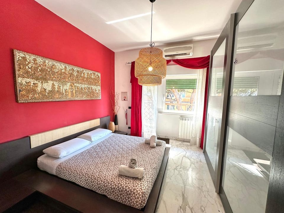 Photo of the whole room, Bedroom, wardrobe