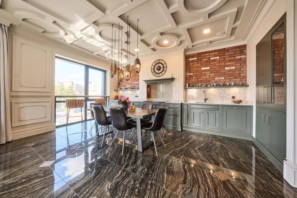 Kitchen or kitchenette, Dining area