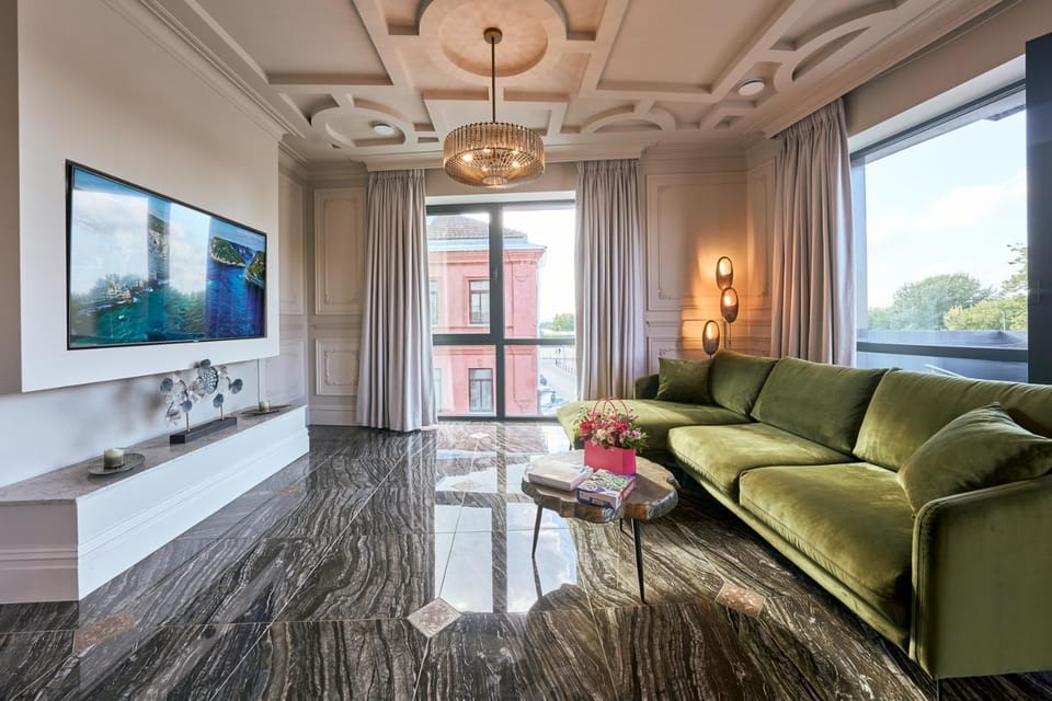 Communal lounge/ TV room, TV and multimedia, Living room, Seating area, Evening entertainment