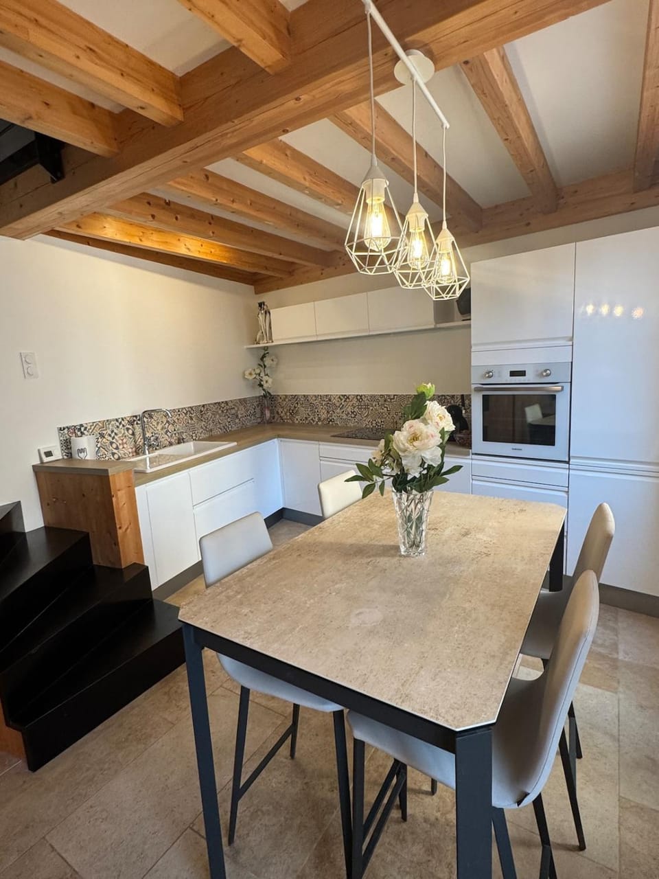 Kitchen or kitchenette, Dining area