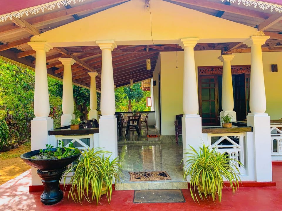 Property building, Day, Garden, Balcony/Terrace, Dining area