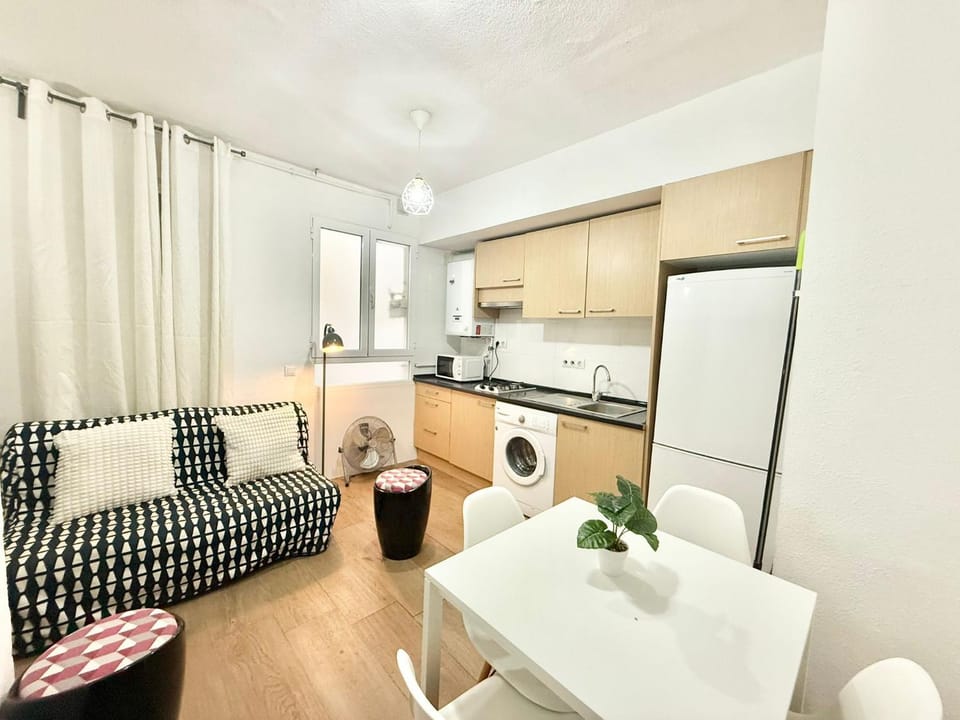 Metro Anton Martin 01 AMCH Hospedaje Apartment in Centro