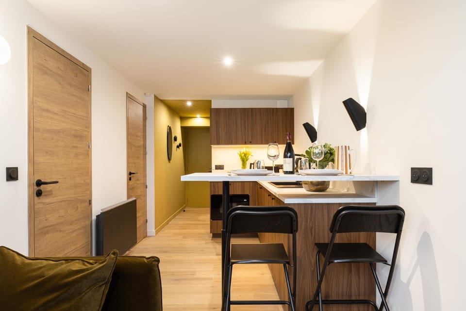 Kitchen or kitchenette, Living room, Seating area, Dining area, stove