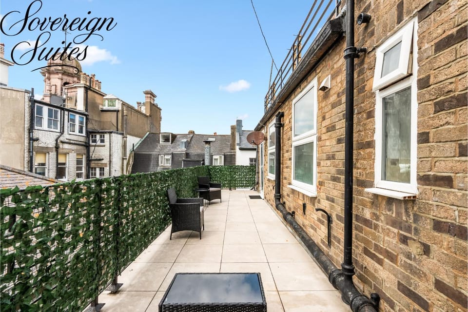 Property building, Patio, Day, Neighbourhood, City view, Garden view, Landmark view, Street view