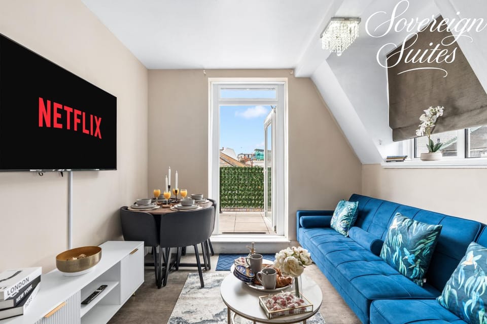 Communal lounge/ TV room, TV and multimedia, Living room, Seating area, Dining area, Evening entertainment