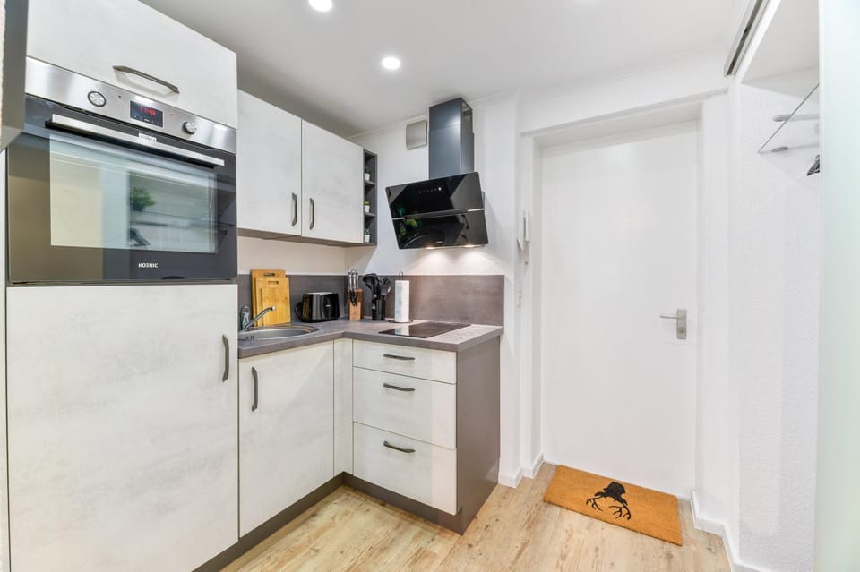Coffee/tea facilities, Kitchen or kitchenette, oven, stove, toaster
