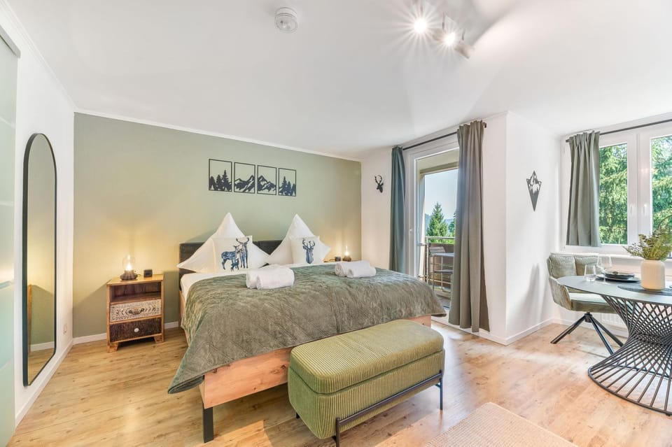 Bed, Living room, Photo of the whole room, Seating area, Bedroom