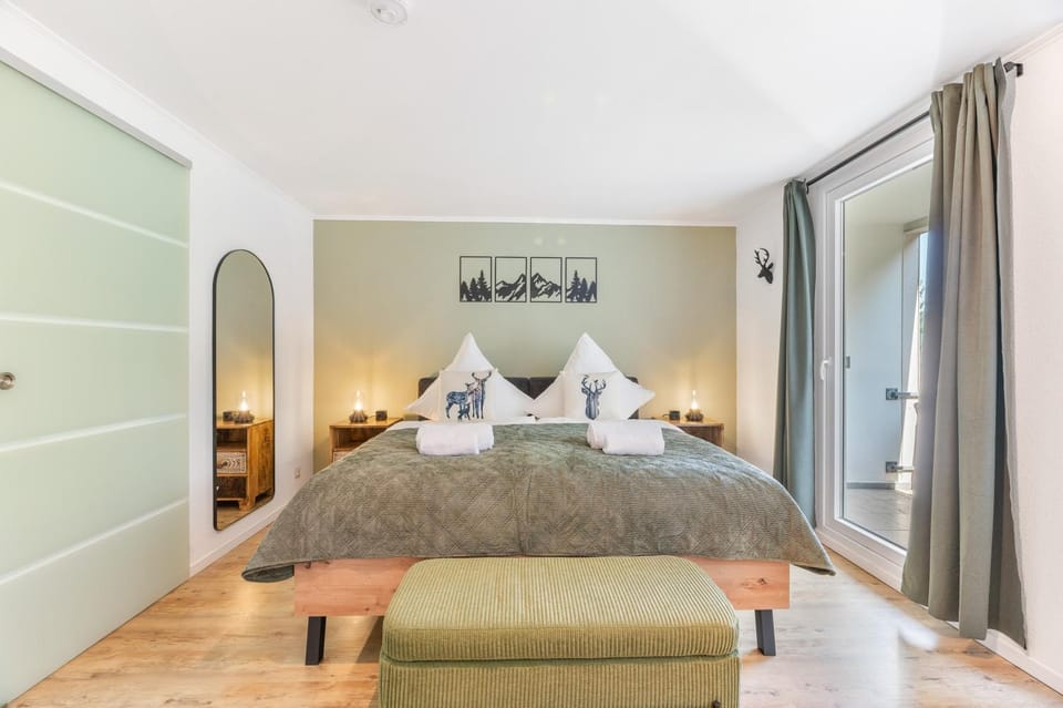 Bed, Photo of the whole room, Bedroom, towels