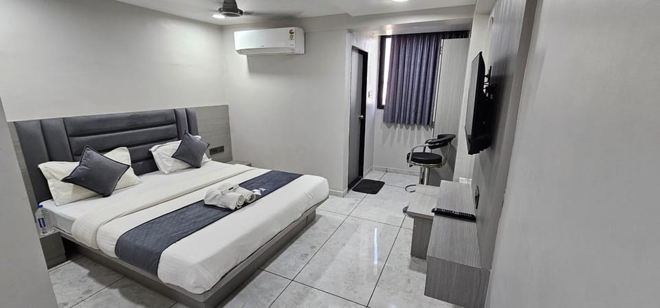 Bed, TV and multimedia, Photo of the whole room, Bedroom, air conditioner