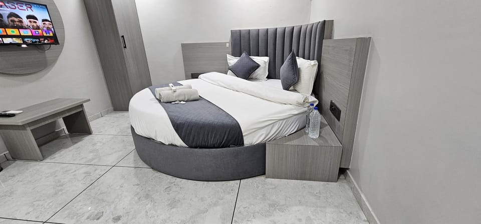 Bed, TV and multimedia, Photo of the whole room, Bedroom, towels