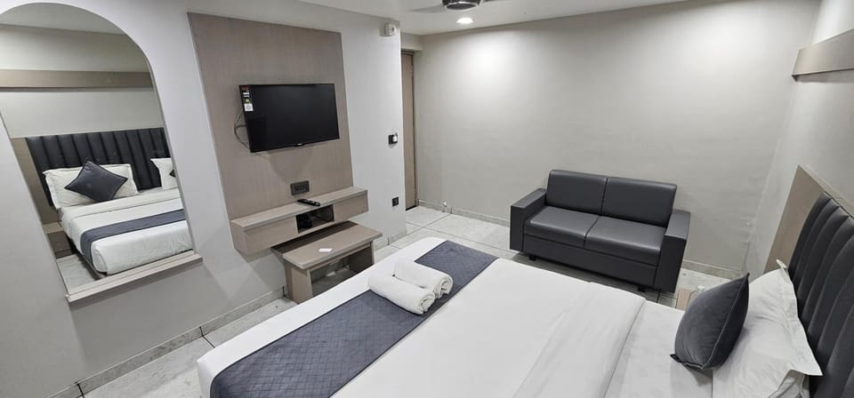 Communal lounge/ TV room, Bed, TV and multimedia, Living room, Photo of the whole room, Seating area, Evening entertainment, Bedroom
