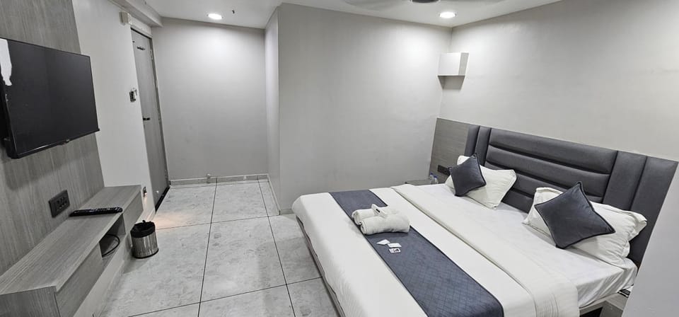 Communal lounge/ TV room, Bed, TV and multimedia, Living room, Photo of the whole room, Seating area, Evening entertainment, Bedroom