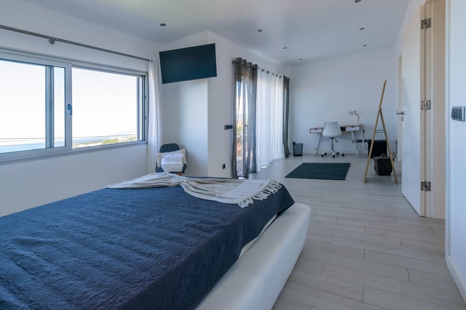 Bed, TV and multimedia, Photo of the whole room, Bedroom