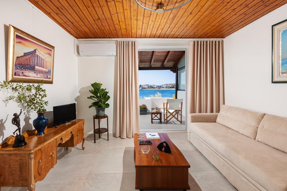Natural landscape, TV and multimedia, Living room, Seating area, Sea view
