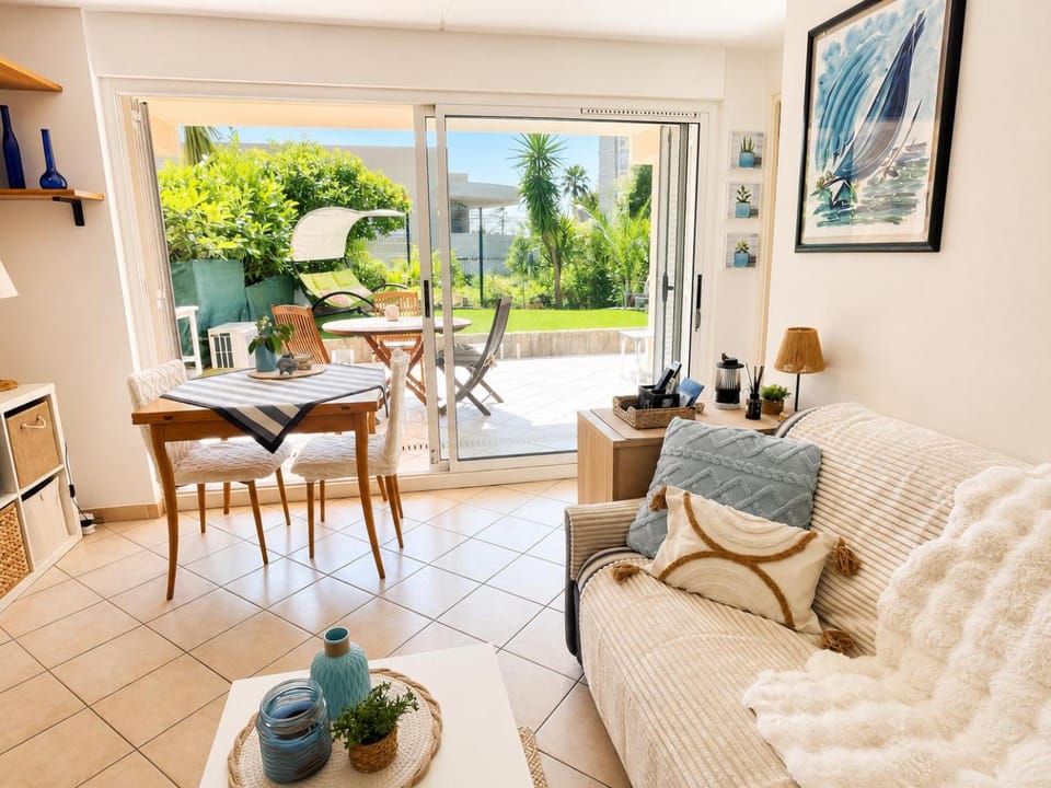 Patio, Garden, Living room, Dining area