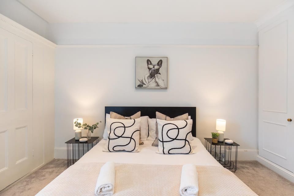 Bed, Photo of the whole room, Bedroom, towels