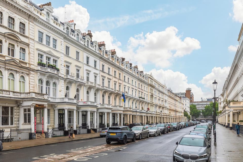 Property building, Day, Neighbourhood, City view