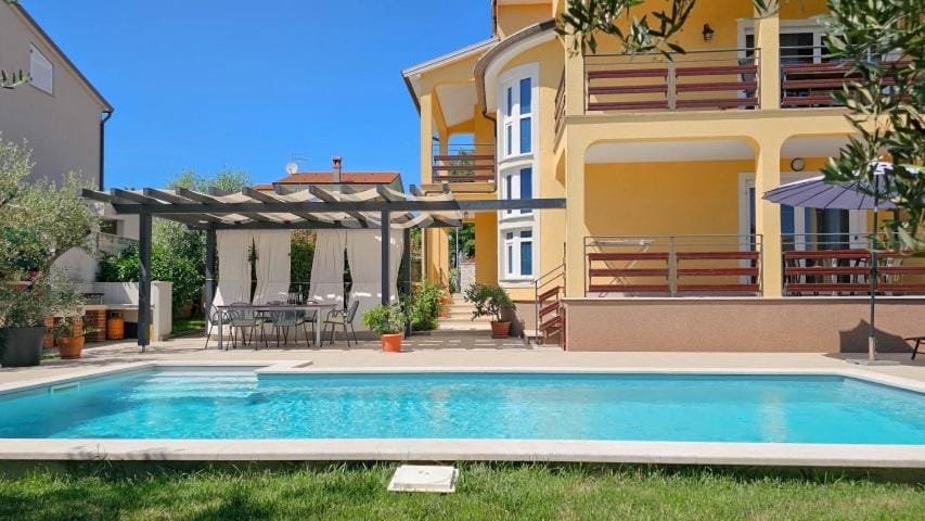Swimming pool