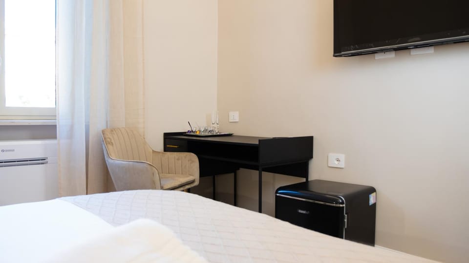 Photo of the whole room, Bedroom