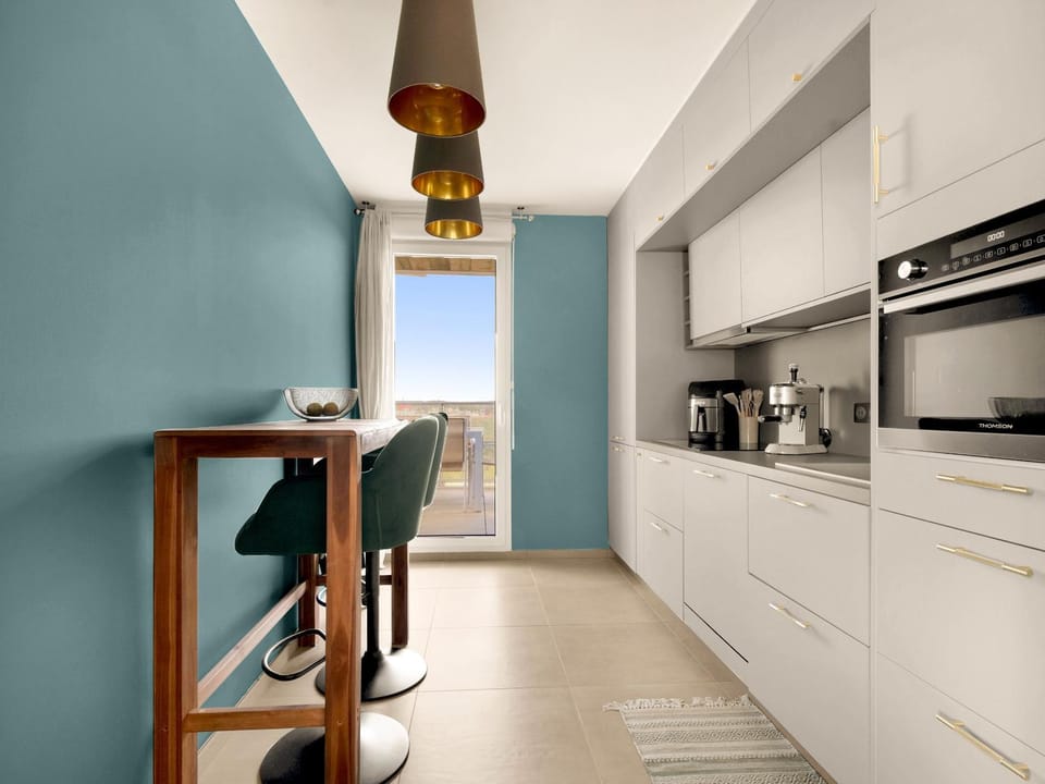 Coffee/tea facilities, Dining area, dishwasher, microwave, minibar, oven, stove, toaster, washing machine