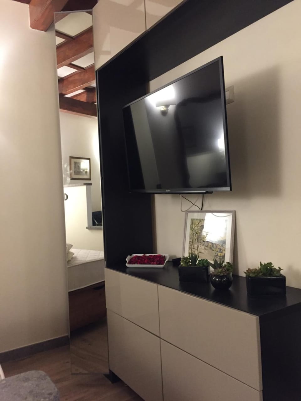 TV and multimedia, Photo of the whole room, Bedroom