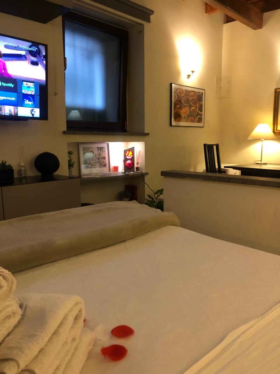 Bed, TV and multimedia, Photo of the whole room, Bedroom, towels