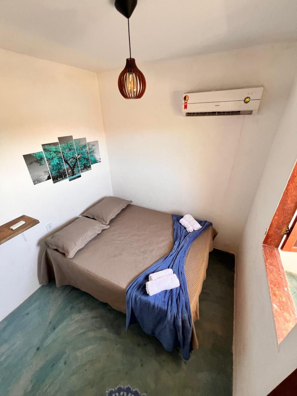 Bed, towels, air conditioner
