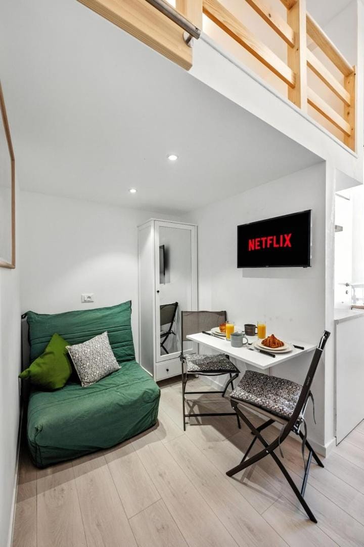 TV and multimedia, Living room, Food and drinks, Seating area, Dining area, Food