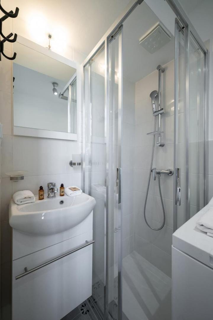 Shower, Bathroom, towels