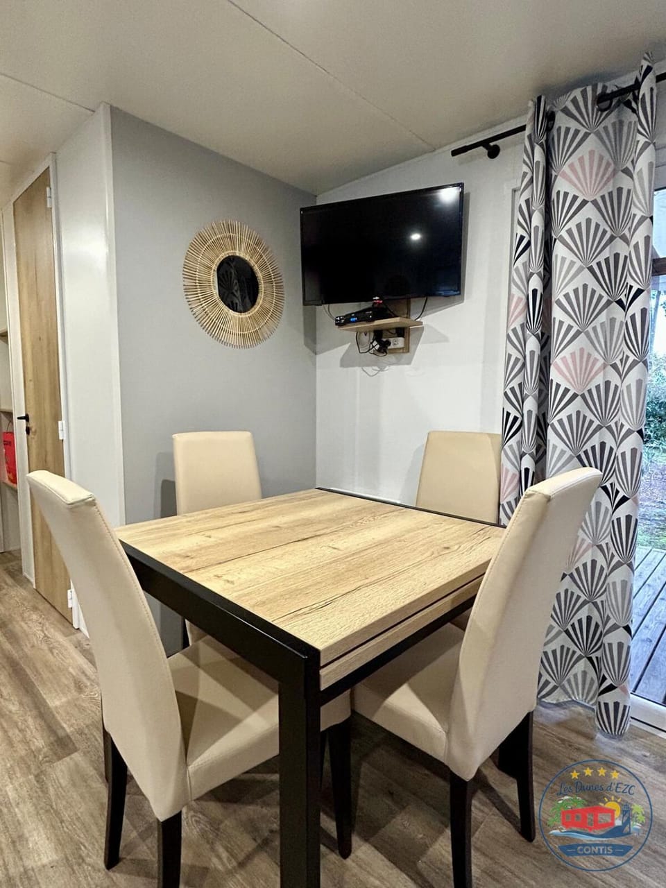 TV and multimedia, Living room, Seating area, Dining area