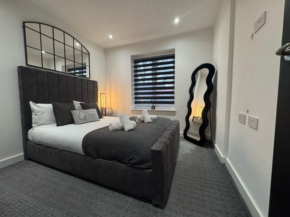 Bed, Bedroom, towels