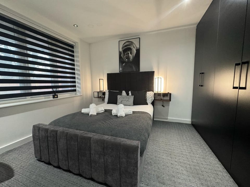 Bed, Photo of the whole room, Bedroom, towels