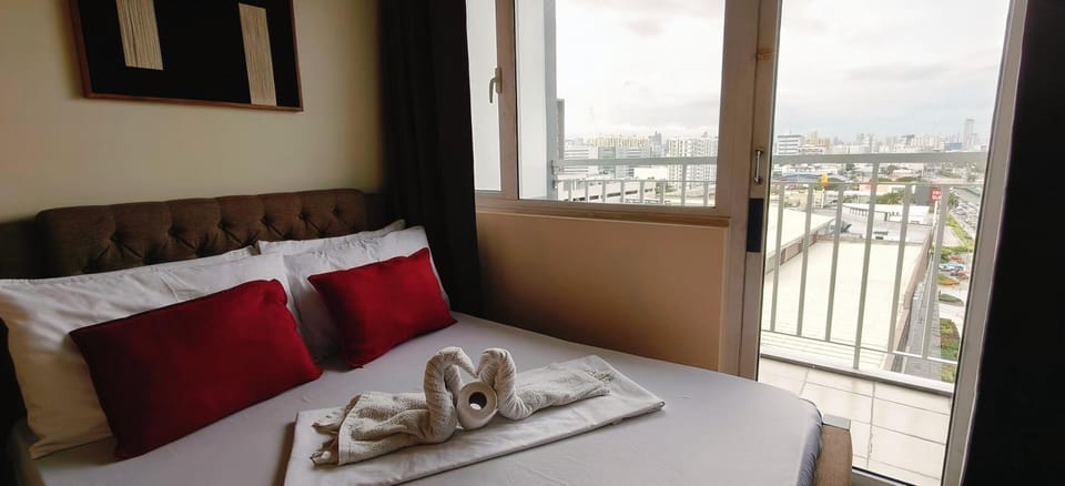 Homey Stays with fast WiFi near MOA by One Guest Place Apartment in Pasay