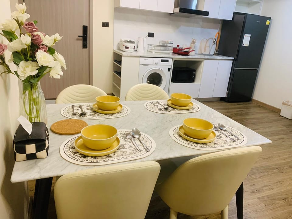 The one E pool view facing the large swimming pool community 3 minutes walk to Central Festival Apartment in Chiang Mai