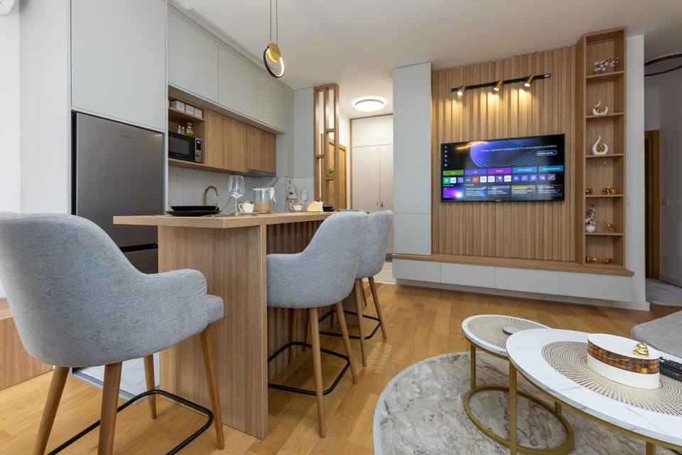 TV and multimedia, Kitchen or kitchenette, Living room, Seating area, Dining area