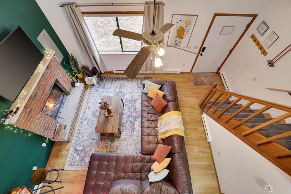 Communal lounge/ TV room, TV and multimedia, Living room, Seating area, Evening entertainment