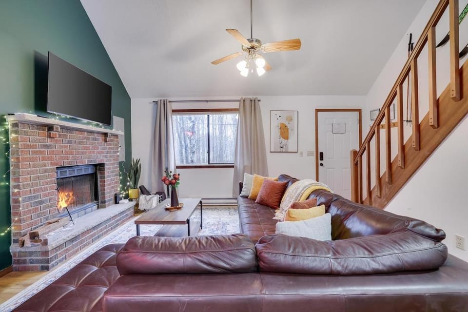 TV and multimedia, Living room, Seating area, fireplace