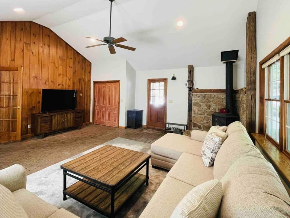 Communal lounge/ TV room, TV and multimedia, Living room, Seating area, fireplace