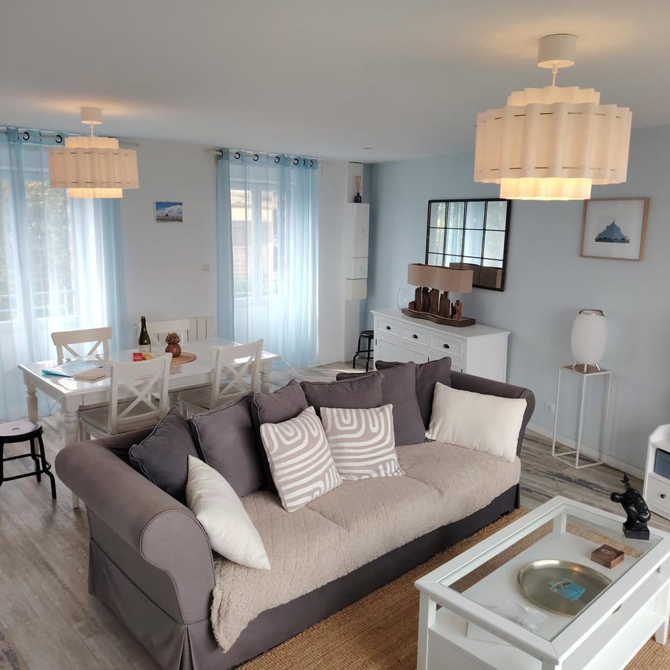 Living room, Seating area, Dining area