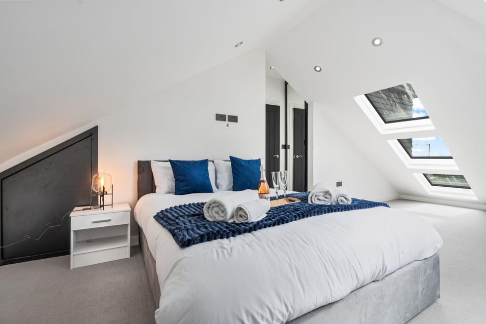 Bed, Photo of the whole room, Bedroom, towels