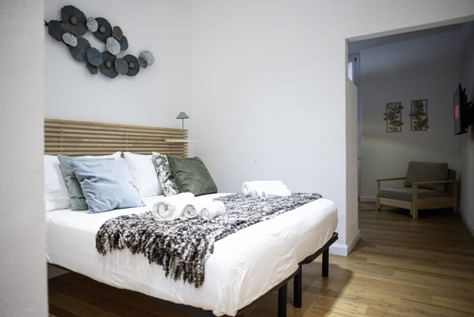 Photo of the whole room, Bedroom