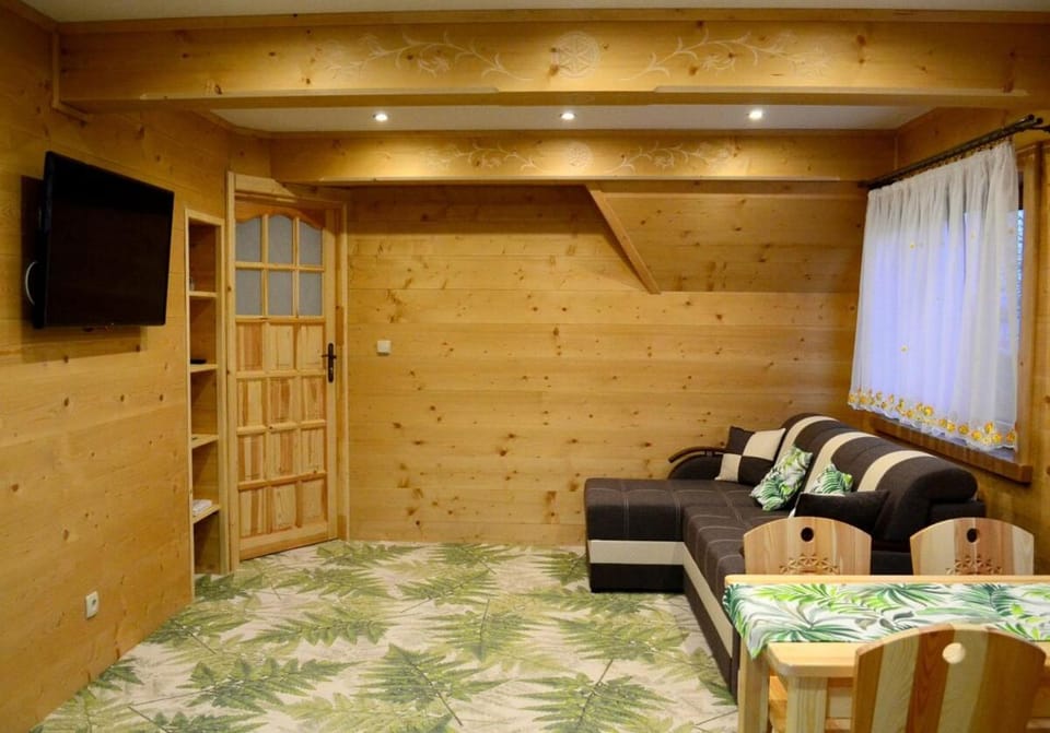 Bed, TV and multimedia, Living room, Photo of the whole room, Seating area, Evening entertainment