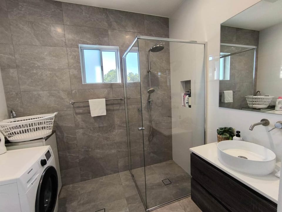 Shower, Bathroom, towels, washing machine