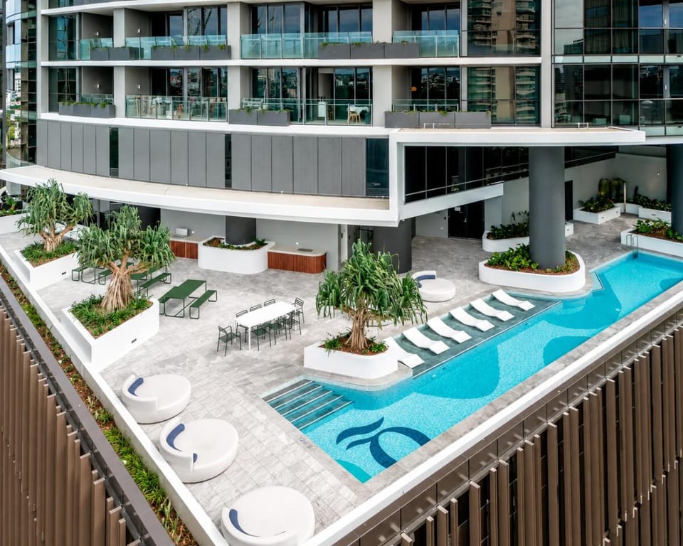 Balcony/Terrace, Dining area, City view, Swimming pool, sunbed