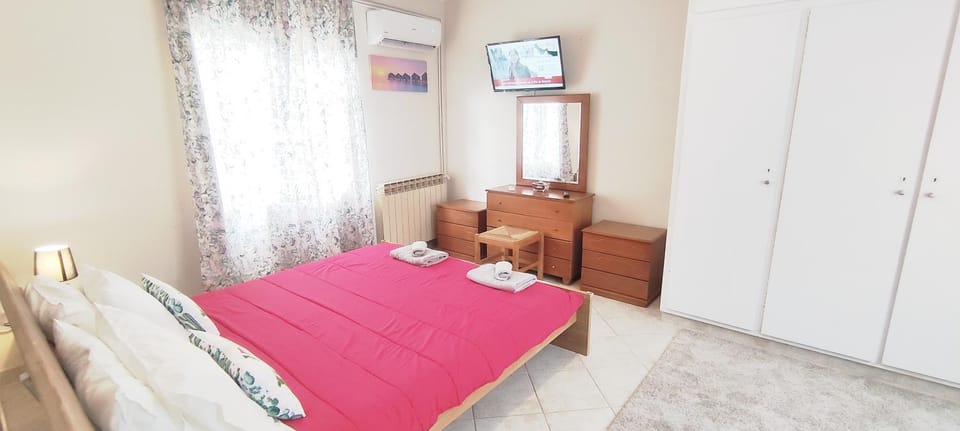 Bed, TV and multimedia, Photo of the whole room, Bedroom, wardrobe