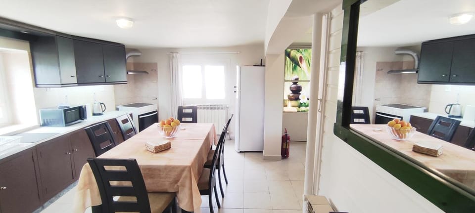 Kitchen or kitchenette, Dining area, oven, pet friendly, stove