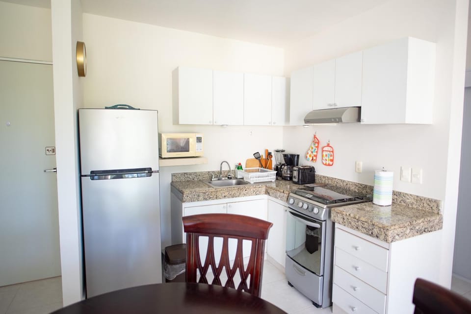 Coffee/tea facilities, Kitchen or kitchenette, Dining area, oven, pet friendly, stove, toaster