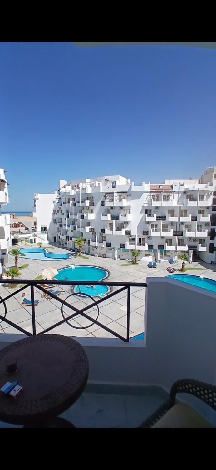 بالقرب من الجونه شاليه فندقي فاخر كومباوند طيبة فيو حي الوزراء Apartment in Hurghada