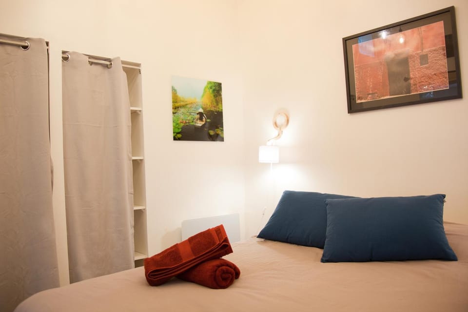 Bedroom, towels