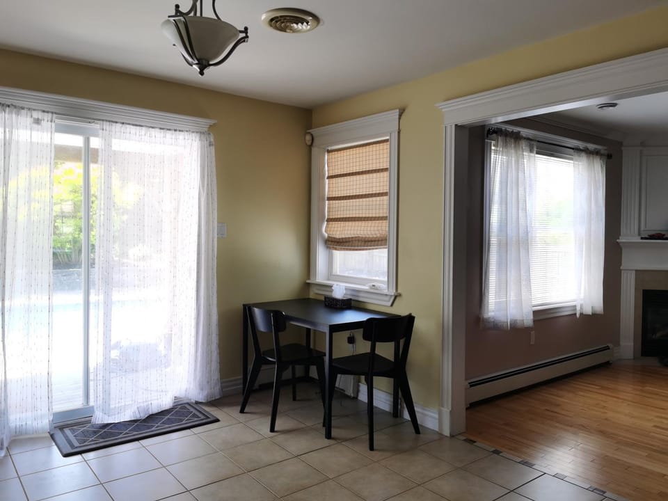 Kitchen or kitchenette, Dining area